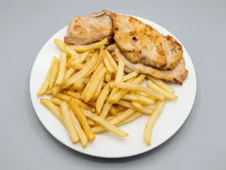 143 pechuga de pollo con patatas fritas
