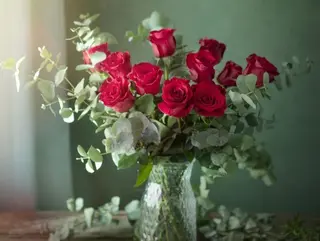 6 Rosas Rojas con Verdes