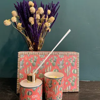 Ambientador, vela y flores secas