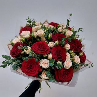 Ramo de rosas rojas y rosas spray