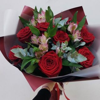 Ramo rosas rojas y astromelia rosas