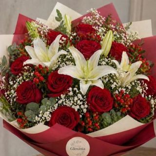 Ramo de rosas rojas y lilium "L"
