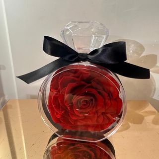 Frasco con rosa
