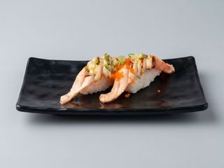 Nigiri de salmón con toque de soplete (2u)