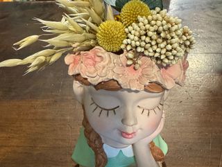 Cabeza con detalle floral en seco