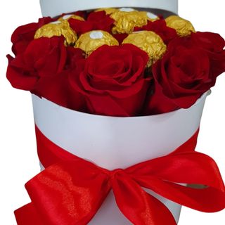 CAJA DE ROSAS PRESERVADAS Y FERRERO ROCHER
