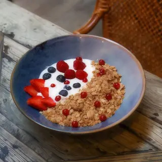 Bowl De Frutos Rojos, Yogur Ecologico Y Granola Casera