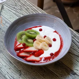 Bowl De Fruta Temporada Con Yogur Ecologico