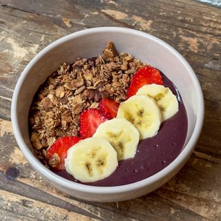 Bowl de açai con plátano y fresas