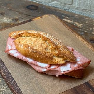 Bocadillo de mortadela de Bolonia