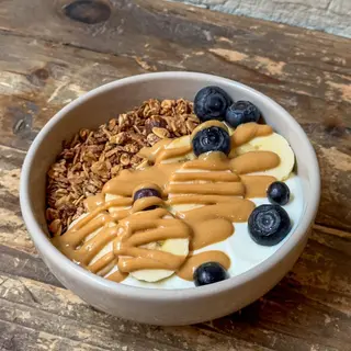 Bowl de yogur ecológico con plátano y crema de cacahuete