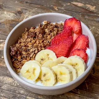 Bowl de yogur con plátano y fresas