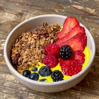 Bowl de yogur con mango y cúrcuma