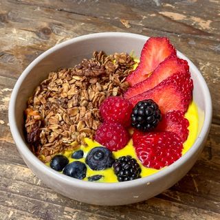 Bowl de yogur con mango y cúrcuma