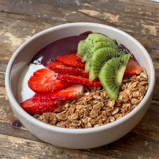Bowl de açai con yogur, fresas y kiwi