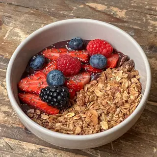 Bowl de açai con frutos del bosque