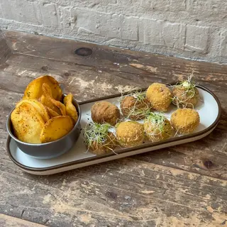Croquetas con Patatas Fritas