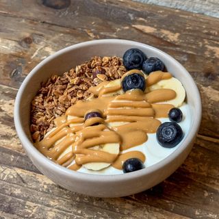 Bowl de Yogurt eco con Plátano y Topping de crema de Cacahuete.