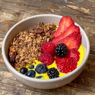 Bowl de Mango y Cúrcuma con granola casera PANDELINO