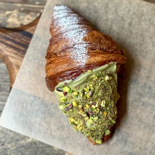 Croissant relleno de crema de pistacho
