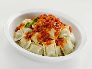 Raviolis De Carne con salsa Boloñesa