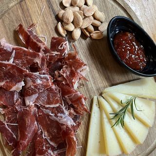Tabla de jamón ibérico y puro manchego