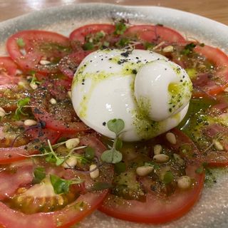Caprese al pesto verde y tomate seco