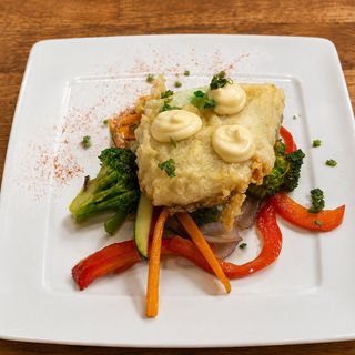 Merluza en tempura con mahonesa de lima.