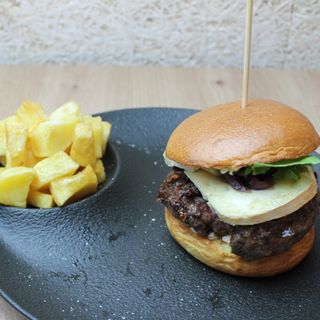 Eiffel Tower burguer con queso brie