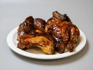 Pollo Criollo Premium Con Salsa Barbacoa