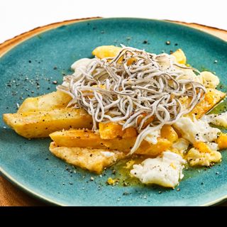 Sartén de Gulas al Ajillo, Huevos y Patatas