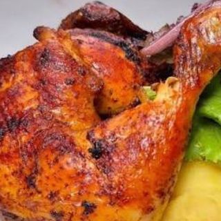 Zanca de pollo al horno con patatas y pimientos