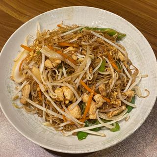 (56)Fideo de arroz con tres delicias