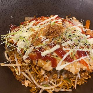 (82) Tallarines plancha con pollo almendrado