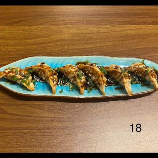(18) Gyoza frita con salsa teriyaki