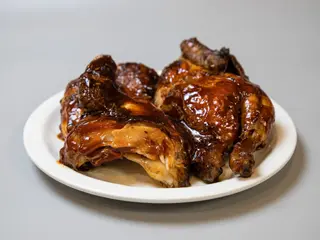 Medio Pollo Criollo Premium Con Salsa Barbacoa