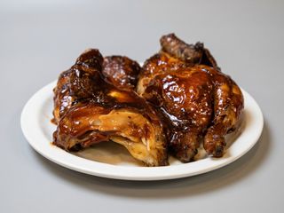 Medio Pollo Criollo Premium Con Salsa Barbacoa