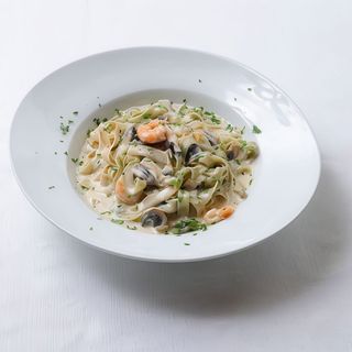 Tagliatelle Nata Con Champiñones Y Gambas