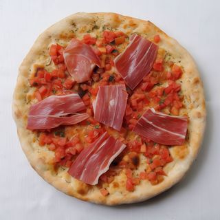 Focaccia Con Jamón Serrano Y Tomate