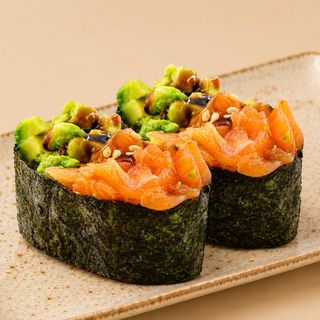 42. Gunkan De Salmón Y Aguacate