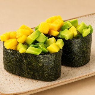 48. Gunkan De Mango Y Aguacate