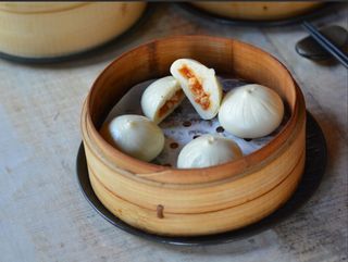 Mini Bao de Muslo de pollo sabor BBQ (4 unds.)