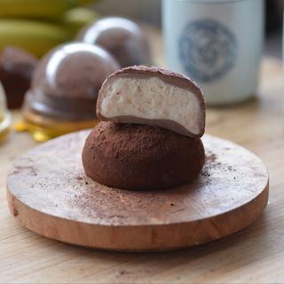 Mochi helado de chocolate y platano (1 und)