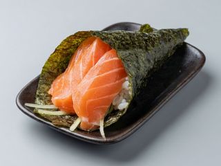 66. Temaki De Salmón Con Aguacate 