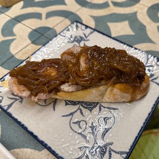 Tosta de solomillo con cebolla caramelizada 