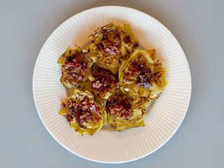 Flores de alcachofas con sal maldón