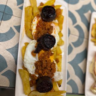 Huevos rotos con chorizo y morcilla