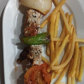 Brocheta de pavo con patatas y verdura