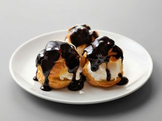 Profiteroles Con Dos Chocolates