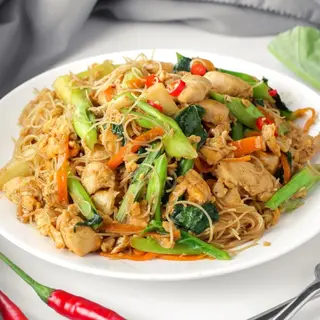 47. Fideos De Arroz Con Pollo